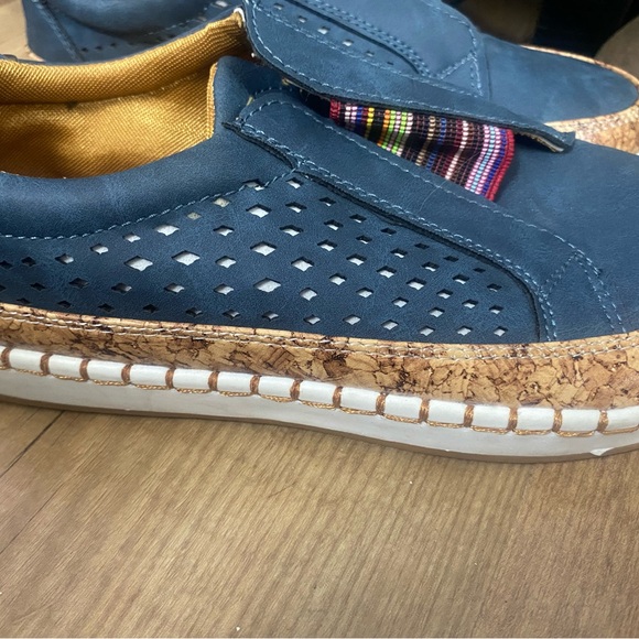 Stylish Blue Women’s  Shoes with Multicolor Accents - Picture 3 of 4